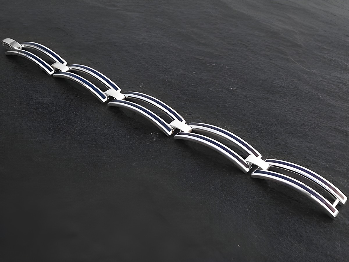 Silberarmband zeitlos 18,5 cm Design mit Lapis-Lack, hergestellt von Juwelier Harnisch, ziert elegante und moderne Muster, die das Schmuckstück besonders ansprechend machen.