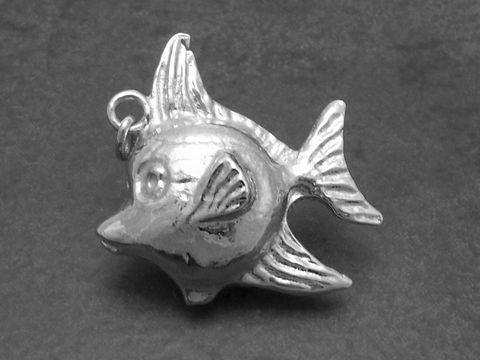 Silber Anhänger Fisch massiv 3D Zierfisch von Juwelier Harnisch, detaillierte Darstellung eines Fischs mit Schwänzen und Flossen, ideal als Schmuckstück oder Geschenk für Tierliebhaber.