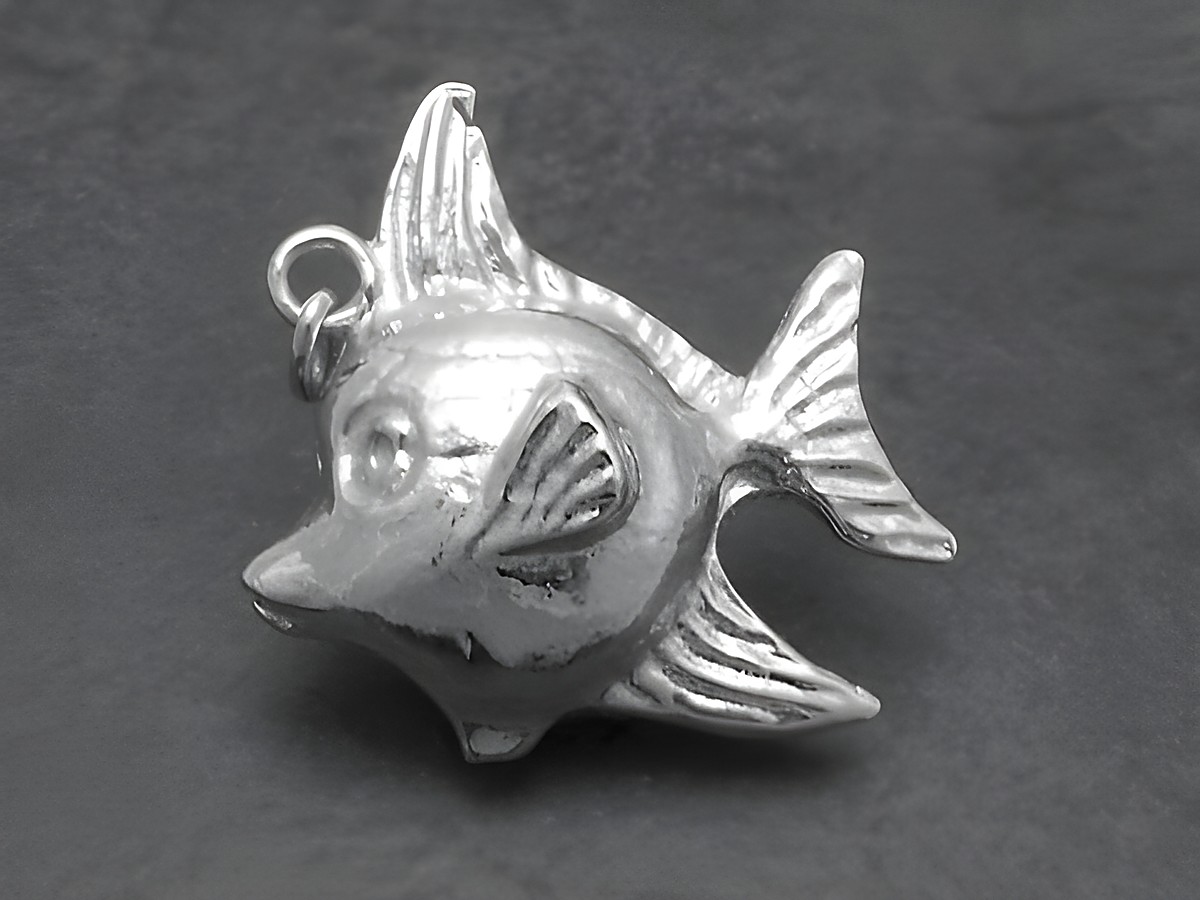 Silber Anhänger Fisch massiv 3D Zierfisch von Juwelier Harnisch, detaillierte Darstellung eines Fischs mit Schwänzen und Flossen, ideal als Schmuckstück oder Geschenk für Tierliebhaber.