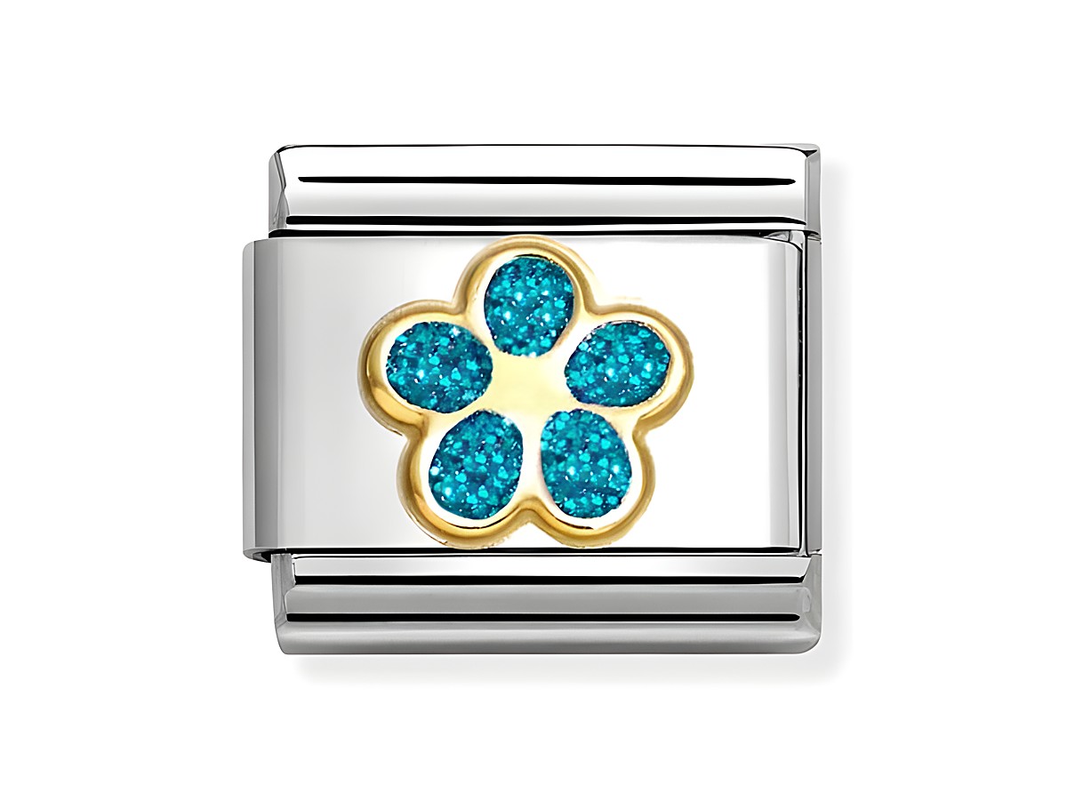 Eine emaillierte Blume in Blau und Gelbgold auf einem Edelstahlarmbandglied von Nomination, Modell 030220 16 Classic, mit glitzernden Details und geschmackvollem Design.