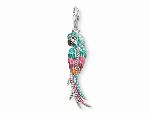 Charm-Anhänger von Thomas Sabo in Form eines bunten Papageis, detailreich gestaltet mit verschiedenen Farben und feinen Verzierungen, aus Silber und mit glänzenden Akzenten.