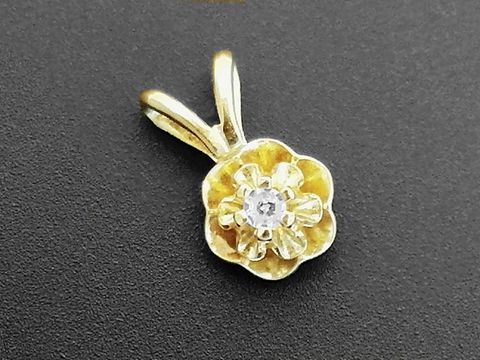Gold Anhänger in Blütenform, filigran gearbeitet aus 585 Gold, mit einem Diamanten in der Mitte, Hersteller Juwelier Harnisch, ideale Ergänzung für eleganten Schmuck.