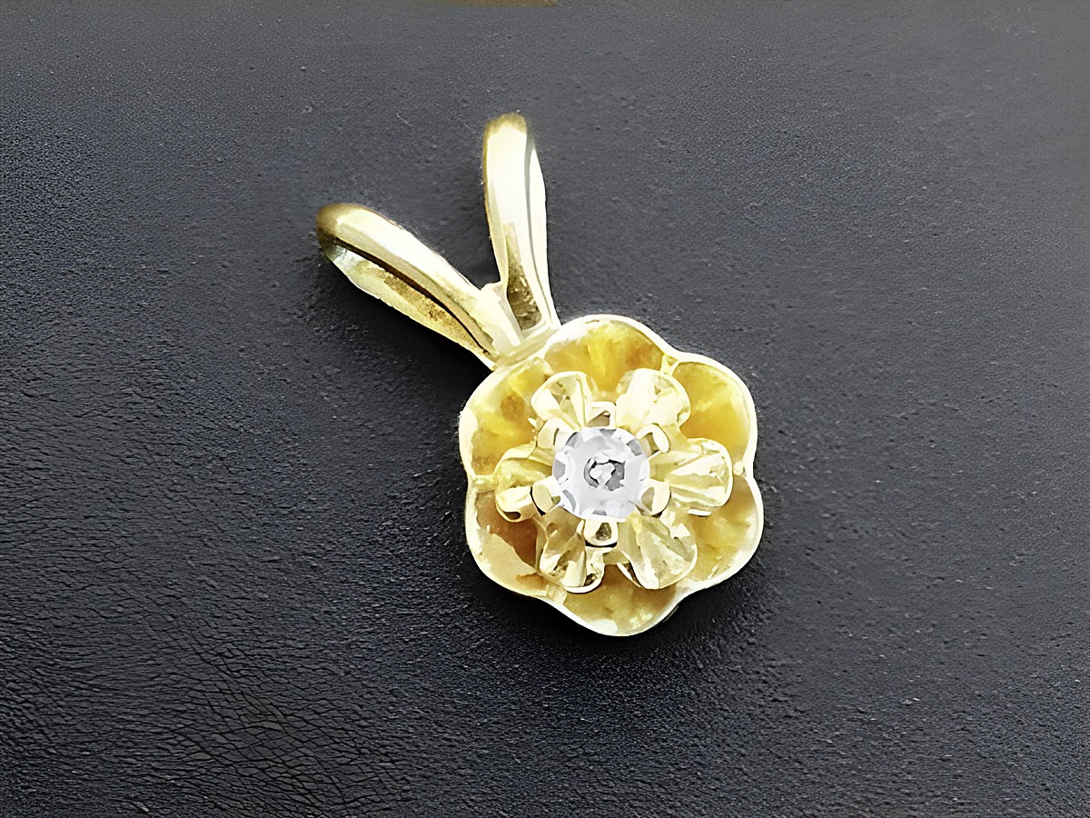 Gold Anhänger in Blütenform, filigran gearbeitet aus 585 Gold, mit einem Diamanten in der Mitte, Hersteller Juwelier Harnisch, ideale Ergänzung für eleganten Schmuck.