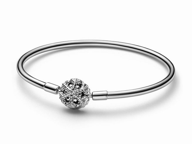 Pandora Armband 592286C01-17 mit Schneeflocken-Charm aus Silber, eleganter schmaler Armreifen, 17 cm, zeitloses Design für jeden Anlass.
