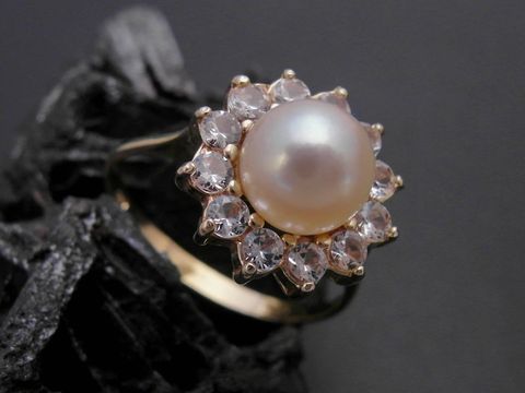 Gold Perlen Ring nostalgisch Gr. 56 7,4 mm Zuchtperle Zirkonia Hersteller Juwelier Harnisch bis Gr. 56/18 eleganter Ring mit zentraler Perle und funkelnden Zirkoniasteinen.