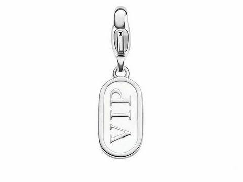 Silber Charm von Ti Sento mit der Inschrift VIP, ovaler Anhänger mit Schließe, elegant und modern, ideal für persönliche Armbänder oder Ketten, Artikelnummer VIP 8379WE.