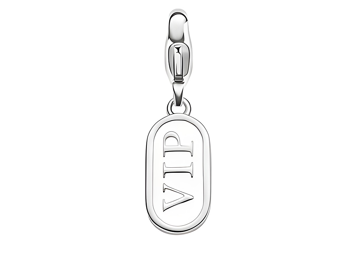 Silber Charm von Ti Sento mit der Inschrift VIP, ovaler Anhänger mit Schließe, elegant und modern, ideal für persönliche Armbänder oder Ketten, Artikelnummer VIP 8379WE.