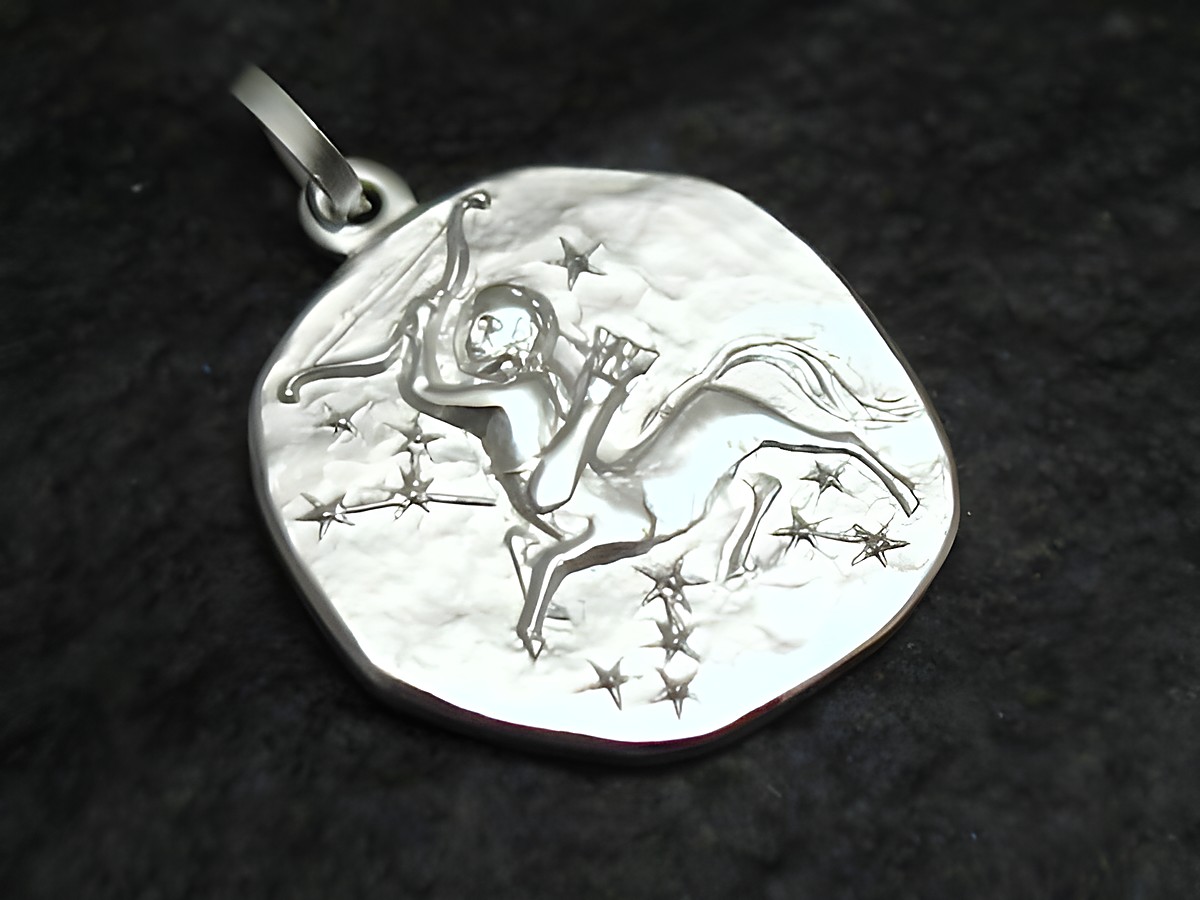 Schütze Sternzeichen Anhänger aus Sterling Silber, gefertigt vom Juwelier Harnisch, mit einem detailreichen Motiv eines Bogenschützen und Sterne, ideal für Sternzeichenliebhaber.