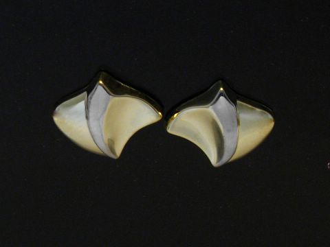 45298-0 Schlichte Ohrstecker aus Weißgold, kombiniert mit mattierten und polierten Oberflächen, entworfen von Juwelier Harnisch, ideal für elegante Anlässe.