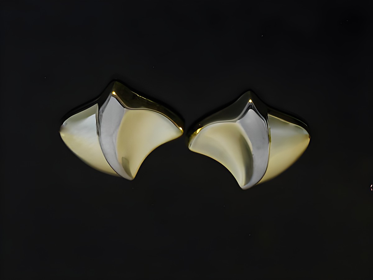 Schlichte Ohrstecker aus Weißgold, kombiniert mit mattierten und polierten Oberflächen, entworfen von Juwelier Harnisch, ideal für elegante Anlässe.