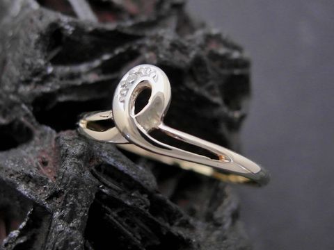 Gold Ring symbolisch aus Gold 585 bicolor mit Diamant, stilvoller Goldring der Größe 54,5, Hersteller Juwelier Harnisch, bis Größe 56/18.