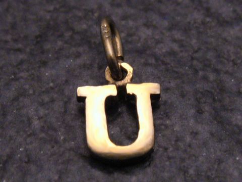 U Gold 333 Druck Buchstaben Anhänger von Juwelier Harnisch, stilvolles Design, ideal für individuelle Schmuckstücke, Buchstabe U, glänzende Oberfläche, perfektes Geschenk.