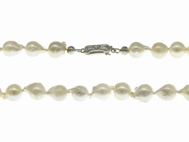 Perlenkette aus Akoya-Zuchtperlen in Barockform 7-7,5 mm in Weiß und Creme, 41 cm lang, mit Silberverschluss, klassisches Design, Hersteller Juwelier Harnisch.