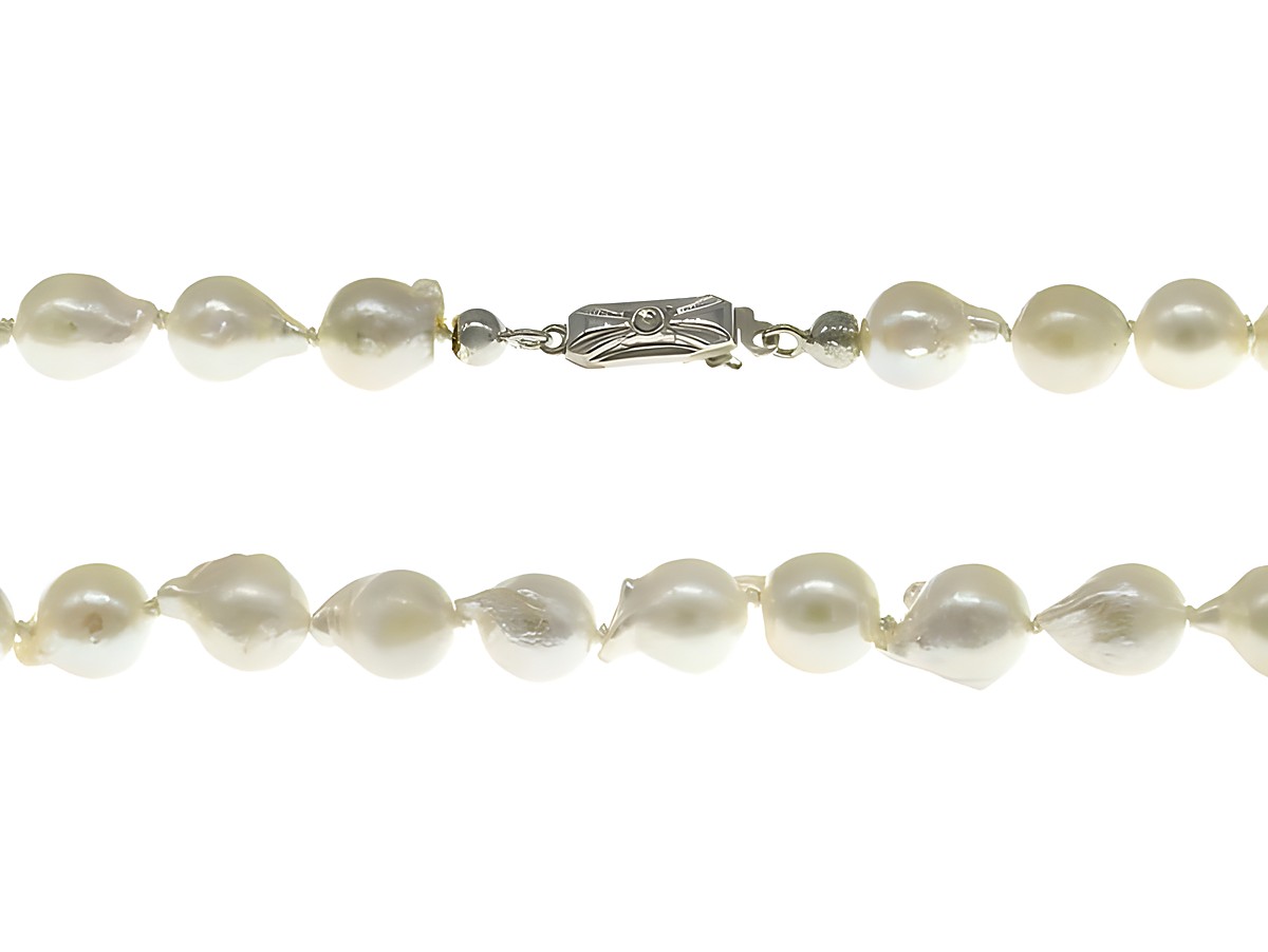 Perlenkette aus Akoya-Zuchtperlen in Barockform 7-7,5 mm in Weiß und Creme, 41 cm lang, mit Silberverschluss, klassisches Design, Hersteller Juwelier Harnisch.