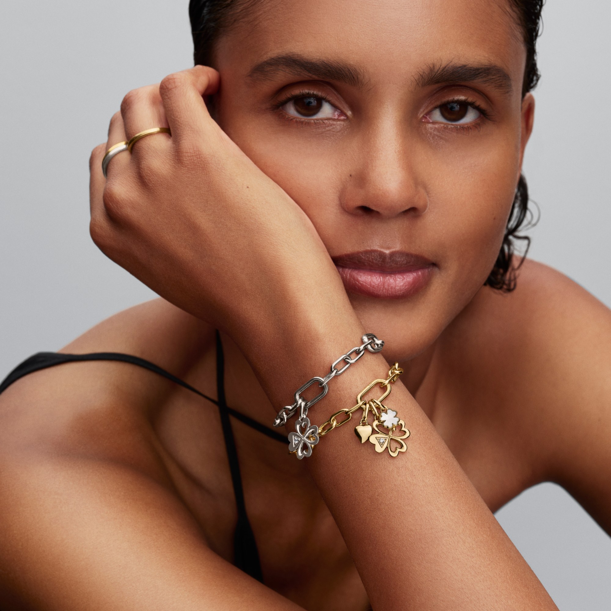 Pandora Weißes Glückskleeblatt Charm-Anhänger - Gelbgold Verg. - synth. Perlmutt Weiss – Ansicht 4