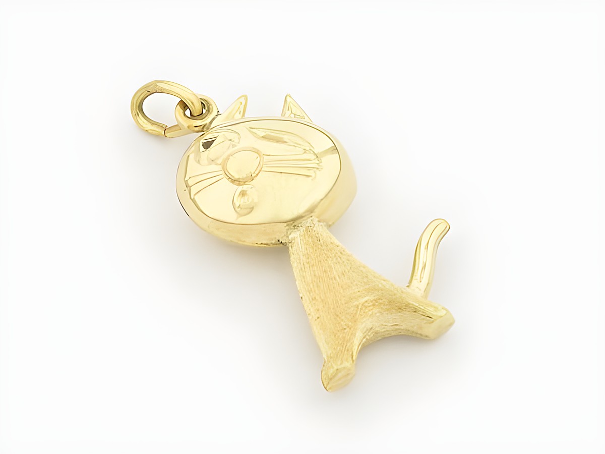 Gold Anhänger in Form einer verspielten Katze aus 333 Gold, Hersteller Juwelier Harnisch, ideal für Tierliebhaber und als charmantes Schmuckstück für jeden Anlass.