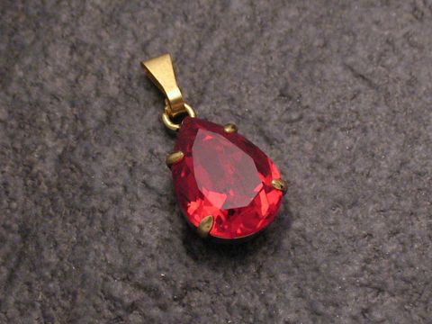 Roter Strass Anhänger in Tropfenform mit goldener Öse, ideal für einen sexy City Look, hergestellt von Juwelier Harnisch, erhältlich in weiteren Formen.