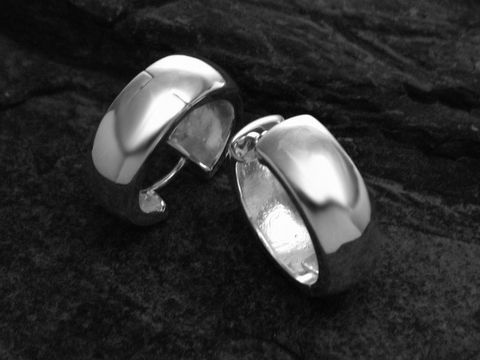 30597-0 Moderne Creolen aus 925 Sterling Silber, rhodiniert, klassisch, mit einer Größe von bis zu 25 mm, hergestellt von Juwelier Harnisch. Elegantes Design für jeden Anlass.