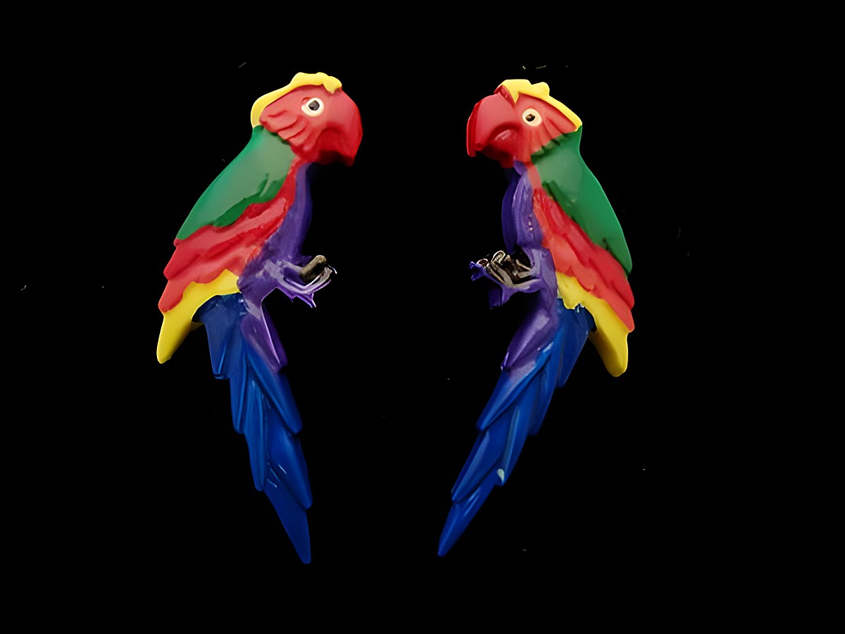 Bunte Papagei Ohrringe aus Modeschmuck mit grünem Rücken und blauem Schwanz, Hersteller Juwelier Harnisch, inklusive Ear Cuffs. Ideal für einen auffälligen Look.