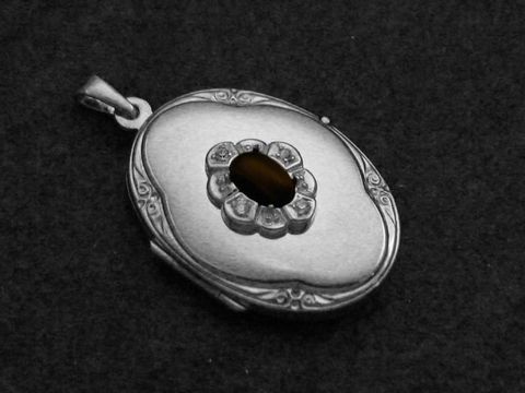 Onyx schwarz Medaillon Cabochon in rhodiniertem Sterling Silber von Juwelier Harnisch, dekorative Blütenform um den Stein, elegantes und zeitloses Design, ideal als Schmuckstück für besondere Anlässe.