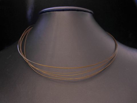 39984-0 Edelstahl Choker Kette - 6-strängig - 45 cm in goldfarben mit silbernem Federring, elegant und modern präsentiert auf einem schwarzen Untergrund. Ideal für stilvolle Anlässe.