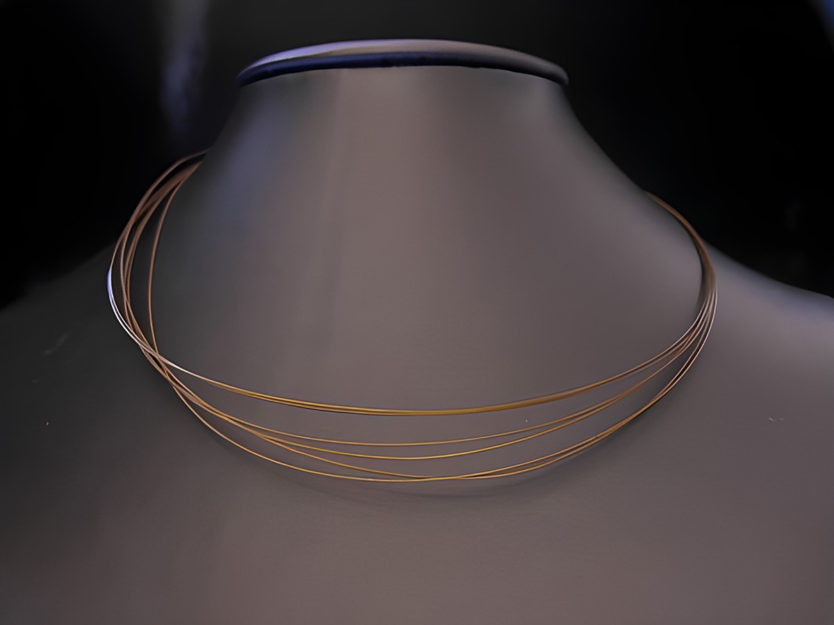 Edelstahl Choker Kette - 6-strängig - 45 cm in goldfarben mit silbernem Federring, elegant und modern präsentiert auf einem schwarzen Untergrund. Ideal für stilvolle Anlässe.
