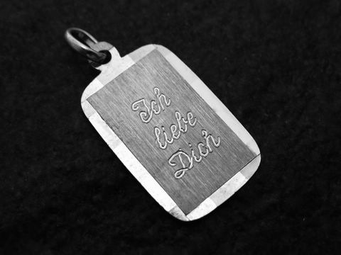 Gravurplatte aus Silber, 20 mm, mit dem eingravierten Text Ich liebe Dich, hergestellt von Juwelier Harnisch, ideal als persönliches Geschenk.