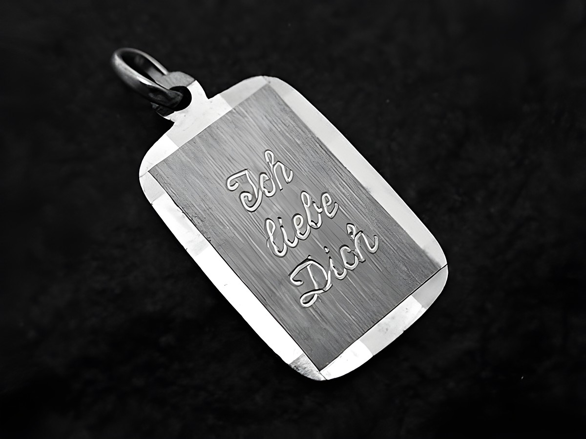 Gravurplatte aus Silber, 20 mm, mit dem eingravierten Text Ich liebe Dich, hergestellt von Juwelier Harnisch, ideal als persönliches Geschenk.