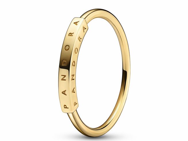 Der Pandora Signature I-D Ring aus 585 Gelbgold in Größe 48 zeigt ein schlichtes, elegantes Design mit eingraviertem Markennamen und glänzender Oberfläche, ideal für den modischen Akzent.