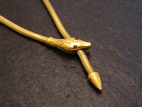 61239-0 Schlangen Y Kette gut vergoldet 62 cm City Pink mit einem detailreichen Schlangenkopf und rotem Edelstein, Hersteller Juwelier Harnisch, ideal für elegante Anlässe.