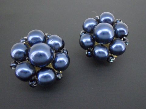 71756-0 Dunkelblaue blumige Ohrclips mit goldfarbenen Elementen und synthetischen Zuchtperlen, hergestellt von Juwelier Harnisch.