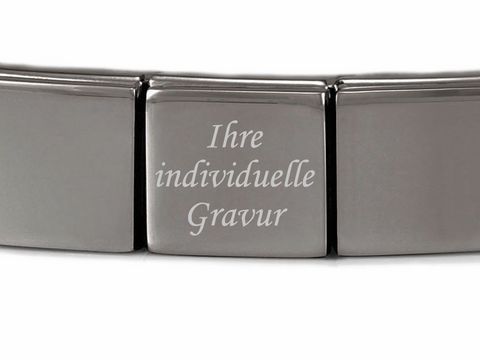 Edelstahlarmband mit oxidierten Classic Base Elementen von Nomination. Ein Element zeigt eine individuelle Gravur mit dem Text Ihre individuelle Gravur auf einer glänzenden Fläche.