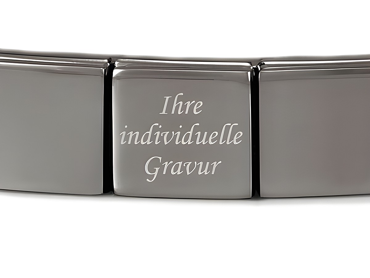 Edelstahlarmband mit oxidierten Classic Base Elementen von Nomination. Ein Element zeigt eine individuelle Gravur mit dem Text Ihre individuelle Gravur auf einer glänzenden Fläche.
