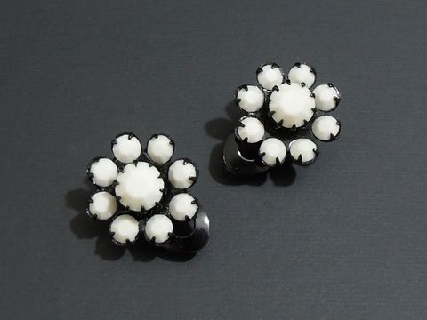 Strass Ohrclips grazil in creme und schwarz, hergestellt von Juwelier Harnisch, zeichnen sich durch ein elegantes Blumendesign aus. Perfekt für besondere Anlässe oder den Alltag.