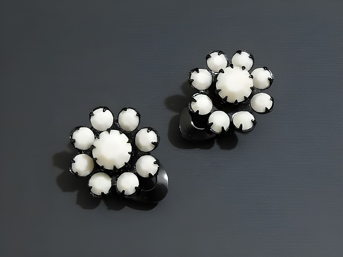 Strass Ohrclips grazil in creme und schwarz, hergestellt von Juwelier Harnisch, zeichnen sich durch ein elegantes Blumendesign aus. Perfekt für besondere Anlässe oder den Alltag.