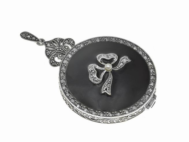 Sterling Silber Medaillon emailliert schwarz von Juwelier Harnisch, verziert mit einer eleganten Blume und Perle, kunstvoll gestaltet und ideal als Schmuckstück oder Geschenk.