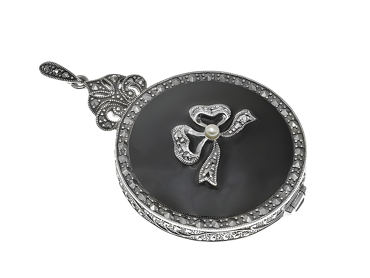 Sterling Silber Medaillon emailliert schwarz von Juwelier Harnisch, verziert mit einer eleganten Blume und Perle, kunstvoll gestaltet und ideal als Schmuckstück oder Geschenk.