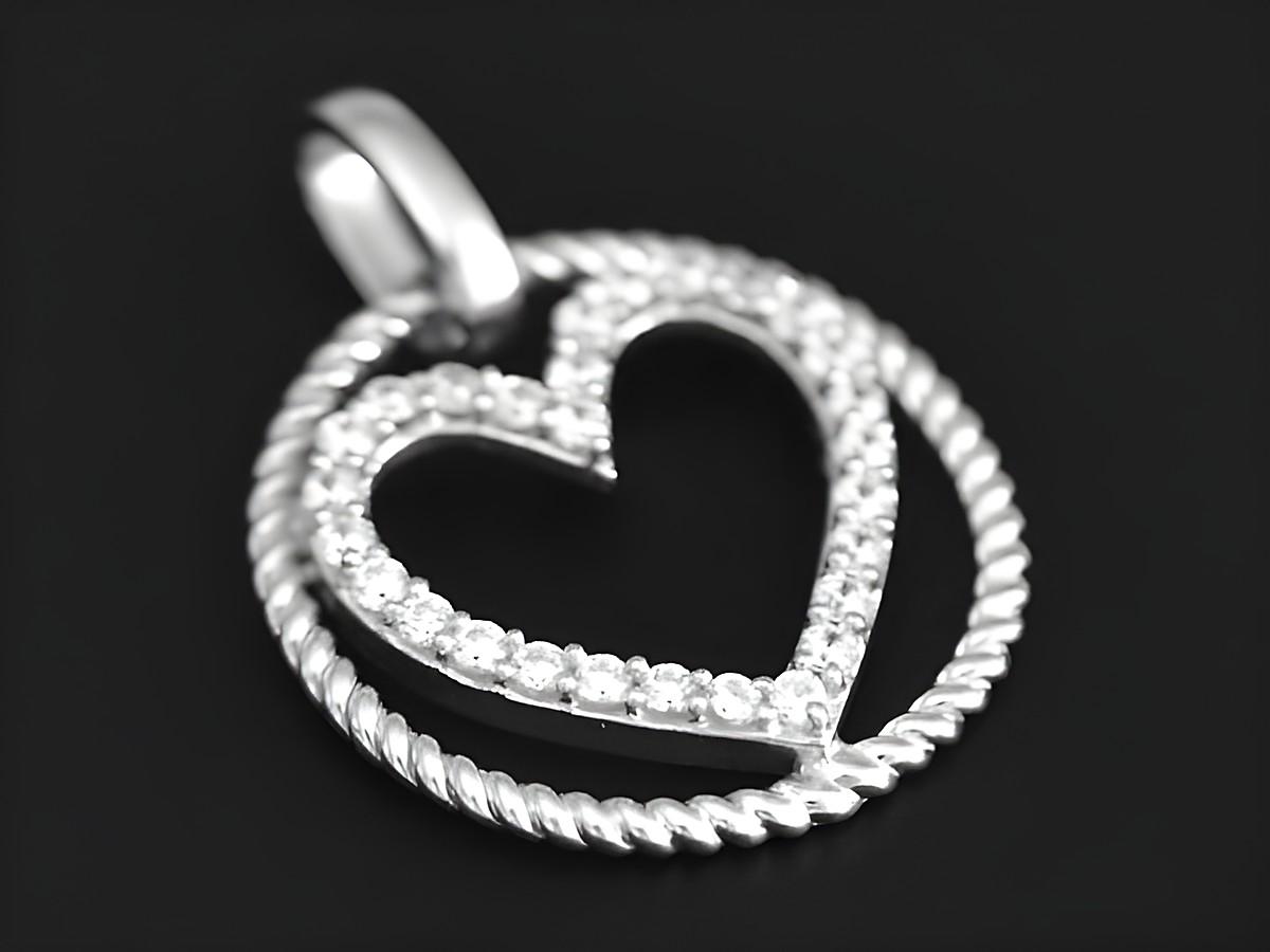 Kreis mit Herz Silber Anhänger traumhaft rhodiniert mit Zirkonia, Hersteller Juwelier Harnisch, Perlen und Steine.