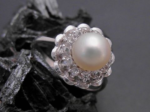 Weißgold Perlen Ring blühte Gr. 52 mit einer 6,9 mm Zuchtperle und Zirkonia, hergestellt von Juwelier Harnisch, bis Größe 52/17. Elegantes Design für besondere Anlässe.
