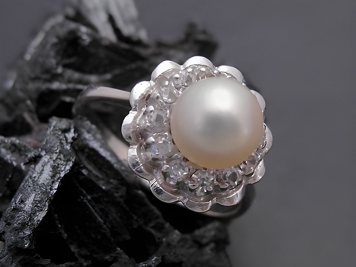 Weißgold Perlen Ring blühte Gr. 52 mit einer 6,9 mm Zuchtperle und Zirkonia, hergestellt von Juwelier Harnisch, bis Größe 52/17. Elegantes Design für besondere Anlässe.