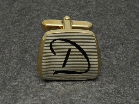 Vergoldete Manschettenknöpfe mit eingearbeitetem Buchstaben D und gestreiftem Design, Hersteller Juwelier Harnisch, ideal für elegante Anlässe.