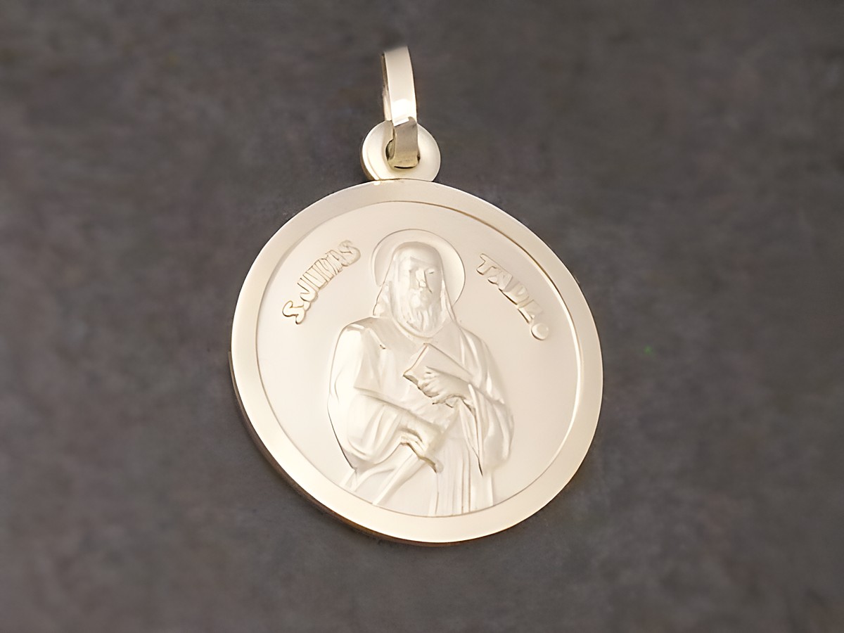 Ein teilmattierter goldfarbener Anhänger mit dem Abbild des Apostels Judas Thaddäu, versehen mit einer Öse zum Anhängen und dem Schriftzug Judas Thaddäus. Ideal als Schutzpatron.