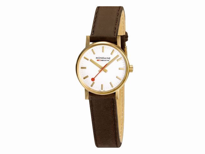 Mondaine Uhr MSE.30112.LGV evo2 aus mattiertem Edelstahl in Gold, 30 mm Gehäuse, zeichnet sich durch ein schlichtes Zifferblatt mit roten und goldenen Akzenten sowie einem braunen Lederarmband aus.