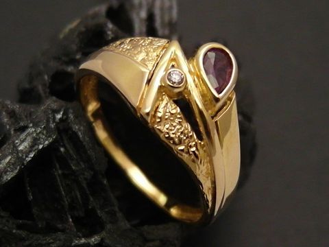 Goldring romantisch Gold 585 mit Brillant und Rubin in Größe 59, Hersteller Juwelier Harnisch, bis Größe 60/19. Attraktive Gestaltung und hochwertiges Material.