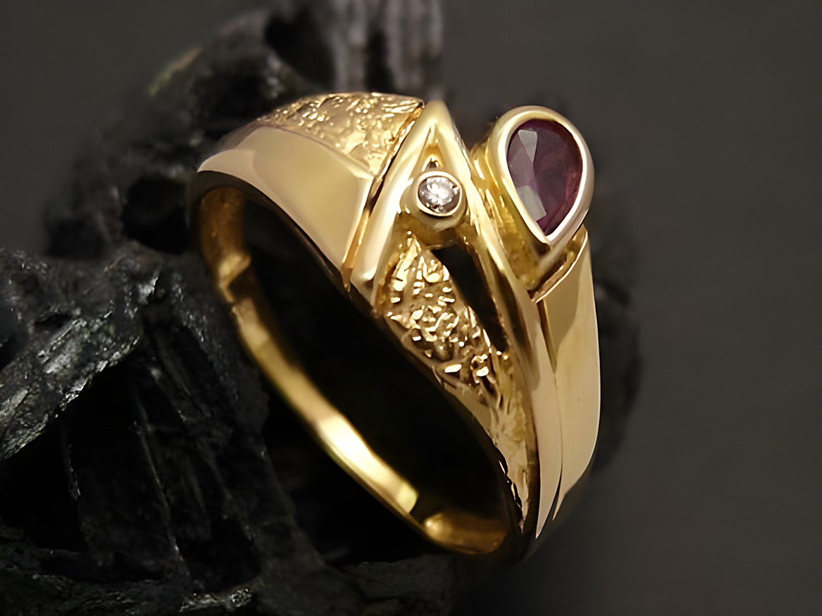 Goldring romantisch Gold 585 mit Brillant und Rubin in Größe 59, Hersteller Juwelier Harnisch, bis Größe 60/19. Attraktive Gestaltung und hochwertiges Material.
