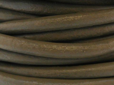 Lederband in Kokusnus-Farbe, 75 cm lang und 3 mm dick, mit Edelstahl Bajonett vom Hersteller Juwelier Harnisch, ideal für Schmuckherstellung und kreative Projekte.