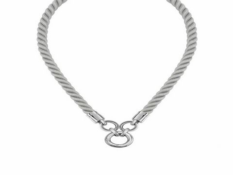 Die Ti Sento Charms Kette Kordel 40cm in hellgrau zeigt ein elegantes, verdrehtes Design mit einem stilvollen Silberverschluss, ideal für eine modische Ergänzung.