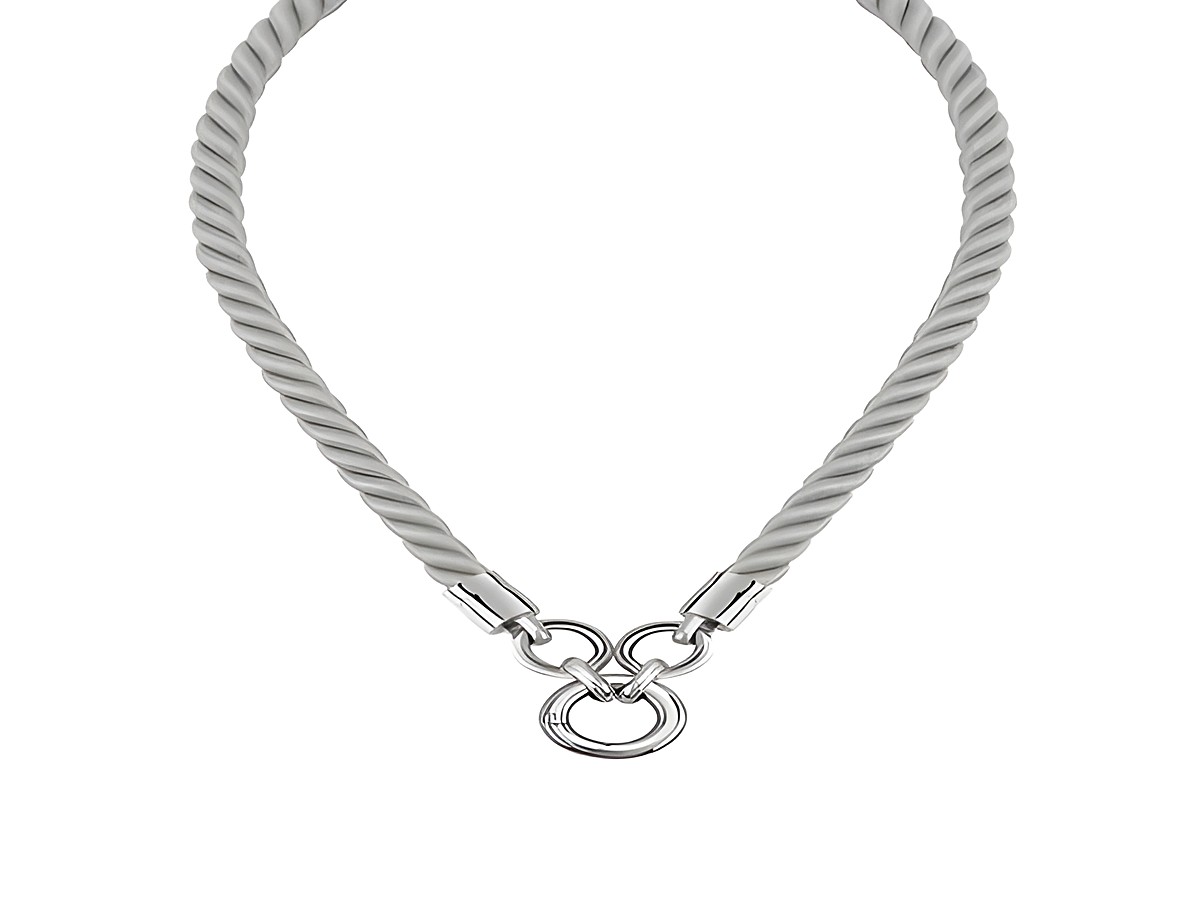 Die Ti Sento Charms Kette Kordel 40cm in hellgrau zeigt ein elegantes, verdrehtes Design mit einem stilvollen Silberverschluss, ideal für eine modische Ergänzung.