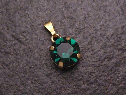 Grüner Strass Anhänger Sexy City Look rund, Hersteller Juwelier Harnisch, glänzender grüner Stein in goldfarbener Fassung, ideal für elegante Schmuckstücke, weitere Formen verfügbar.