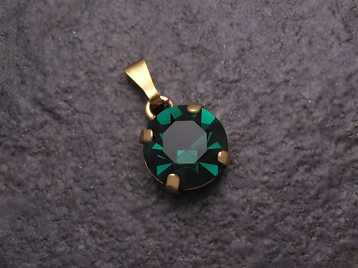 Grüner Strass Anhänger Sexy City Look rund, Hersteller Juwelier Harnisch, glänzender grüner Stein in goldfarbener Fassung, ideal für elegante Schmuckstücke, weitere Formen verfügbar.